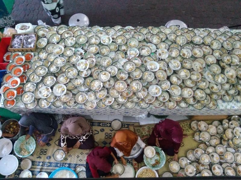 Piring-piring berisi hidangan yang siap disajikan ke tamu. (rubikomugglo.blogspot)