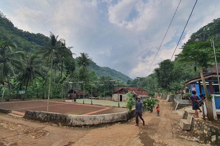 Dukuh Wotawati diapit bukit-bukit besar yang menghalangi sinar matahari pagi dan sore. (Kompas/Markus Yuwono)