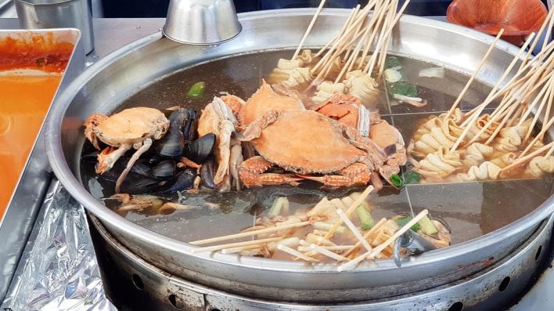 Odeng di negara asalnya direbus menggunakan kuah kaldu ikan, lobak, daun bawang, dan kepiting. (Pixabay)