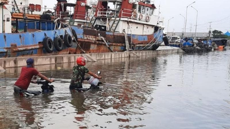 Banjir rob di Semarang cukup parah karena tanggul laut Tambak Mulyo jebol. (ANTARA/HO-Stasiun Meteorologi Maritim Tanjung Emas.)