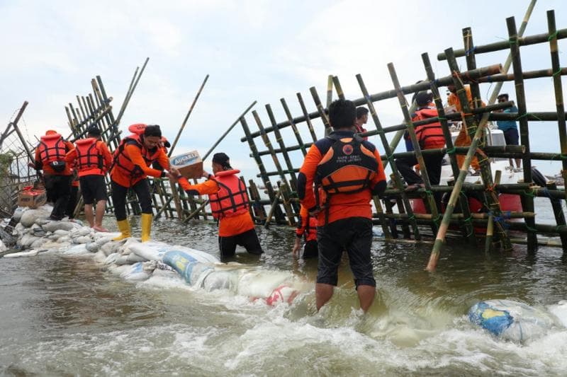 Penambalan tanggul laut di Tanjung Emas masih memakai karung pasir. (jatengprov.go.id)