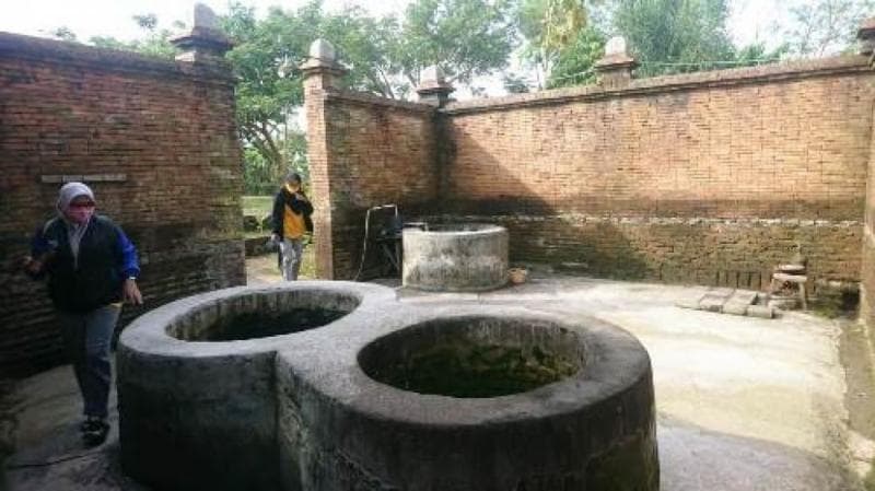 Selain sumur yang bergandengan, ada satu sumur yang berdiri sendiri di sisi lain. (Wartajateng.id/Nizar)