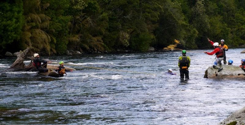 Ilustrasi: Menyelamatkan orang yang terseret arus sungai. (cascadesafetyinstitute.com)