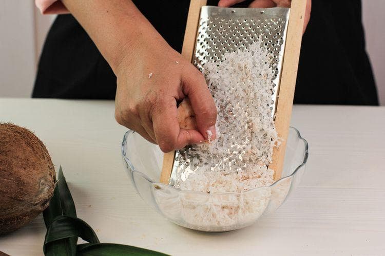 Mengolah kelapa untuk diambil santannya. (Shutterstock/Ika Rahma H via Kompas)