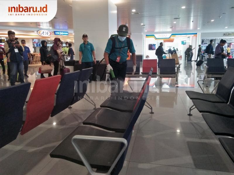 Petugas melakukan penyemprotan di Kedatangan domestik Bandara Ahmad Yani Semarang. (Inibaru.id/ Issahani)<br>