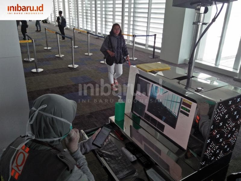 Sejak berita mengenai virus corona, standar kebersihan di Bandara Ahmad Yani Semarang ditingkatkan. Petugas diwajbkan mengenakan masker. (Inibaru.id/ Isahani)