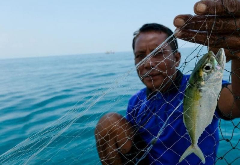 Kusnadi, salah satu nelayan yang bisa mendengarkan suara ikan. (Detik/Andhika Prasetya)