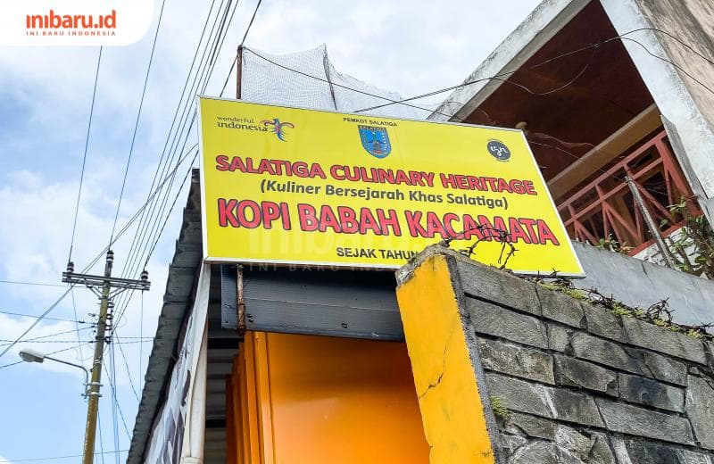 Bangunan berwarna kuning di bilangan Pasar Raya Salatiga menjadi&nbsp;ciri khas toko Kopi Babah Kacamata.&nbsp;(Inibaru.id/ Kharisma Ghana Tawakal)