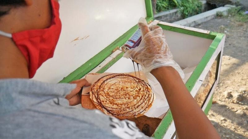 Kue terang bulan zadul yang sering dijual di depan sekolah. (YouTube/Beta TV)