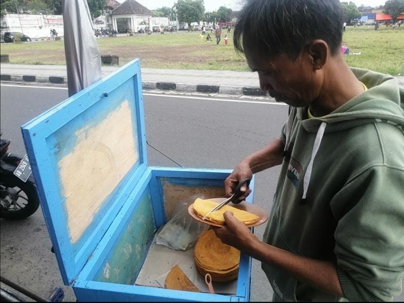 Halimin, penjual kue terang bulan zadul di Alun-Alun Kidul Yogyakarta. (warta.jogjakota.go.id)