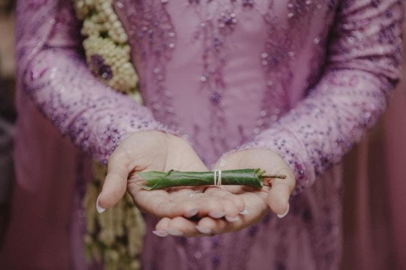 Gulungan sirih yang diikat dengan benang <i>lawe</i>. (Instagram/Passion WO)