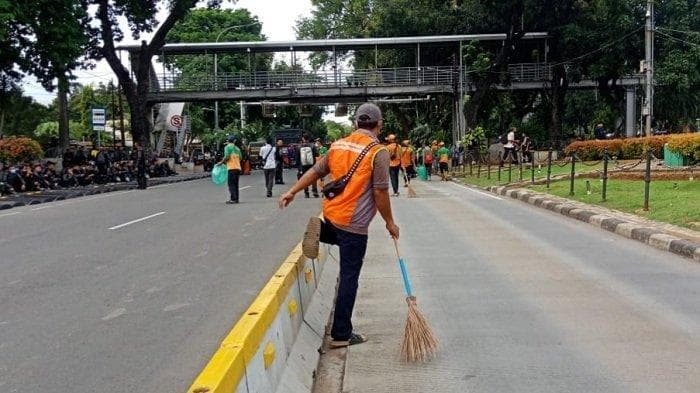 Petugas kebersihan dan pengemudi yang bekerja untuk pemerintah bakal diambil dari outsourcing. (Tribunnews/Fransiskus Adhiyuda)