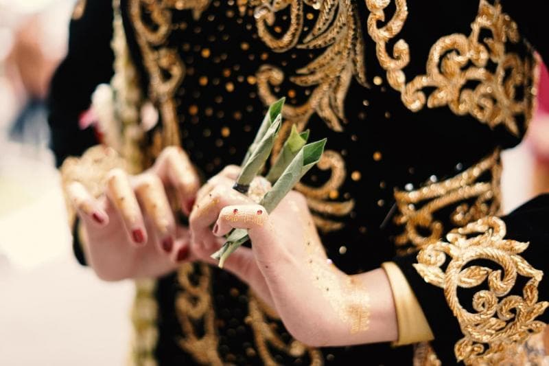 Gulungan sirih atau gantal menjadi 'amunisi' yang akan dilemparkan oleh kedua mempelai. (Vecteezy)