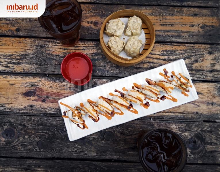 Dimsum Cumi dan Chicken Crispy Roll.&nbsp;(Inibaru.id/ Rafida Azzundhani)