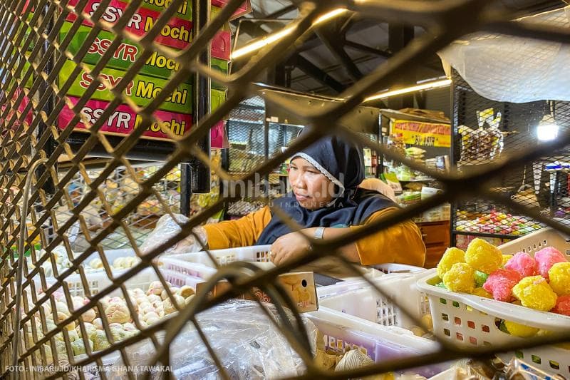 Emi, salah seorang penjual bakpia patok eceran di Teras Malioboro.