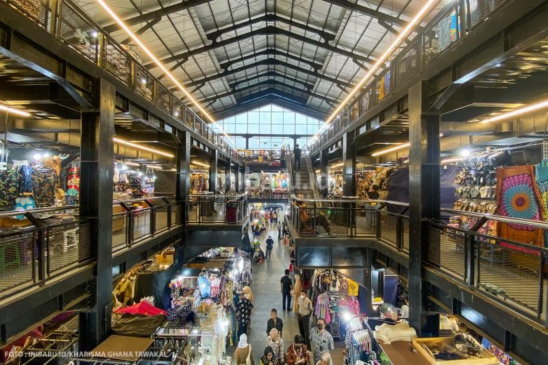 Suasana Teras Malioboro yang terlihat agak kontras antara lantai dasar dengan atas.