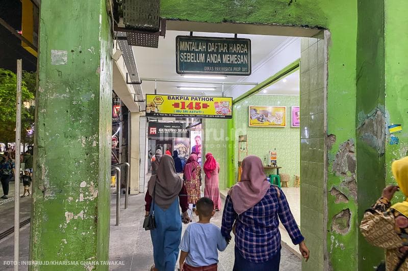 Suasana selasar pertokoan di Jalan Malioboro yang kini terlihat lengang.