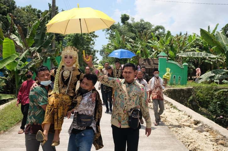 Tradisi gendong manten di Sragen. (Solopos/Wahyu Prakoso)