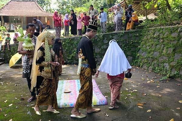 Tradisi gendong manten masih dilestarikan warga Sragen. (Solopos/Wahyu Prakoso)