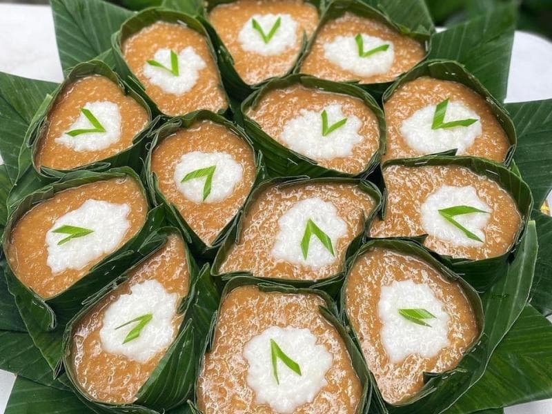 Bubur sengkolo atau juga dikenal dengan nama bubur merah putih. (Instagram/Holy Catering)