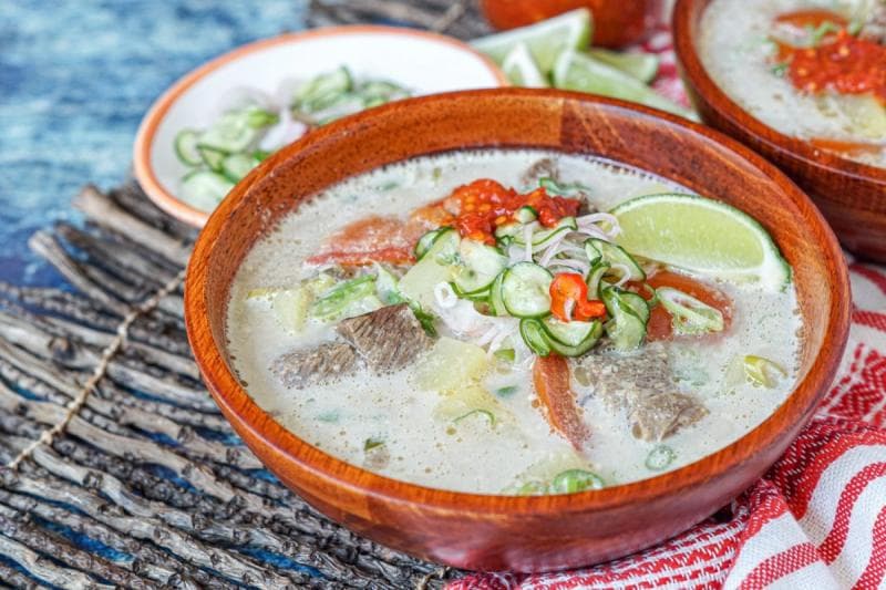 Penambahan susu sapi segar pada masakan soto betawi memberikan rasa gurih yang khas. (dapurkintamani)