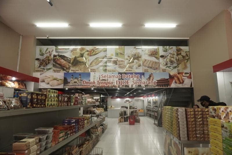 Pusat oleh-oleh Djoe menjual beraneka jajanan khas Semarang dan kota di sekitar Semarang. (mediaini)