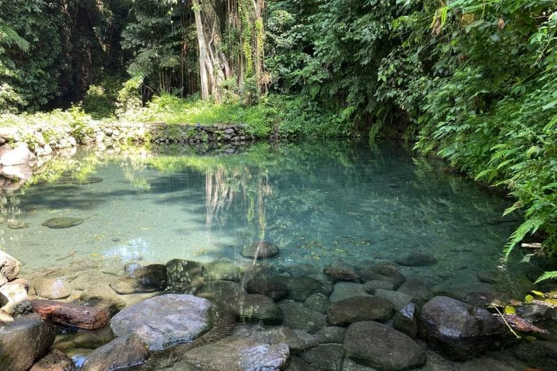 Mandi di Umbul Kroman diyakini bisa bikin semakin cantik dan tampan. (klatenkab.go.id)