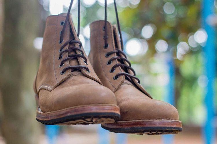 Sepatu dapat melindungi punggung kaki, jari-jari, dan sisi kaki. (Kompas/Aldo Christian Sitanggang)