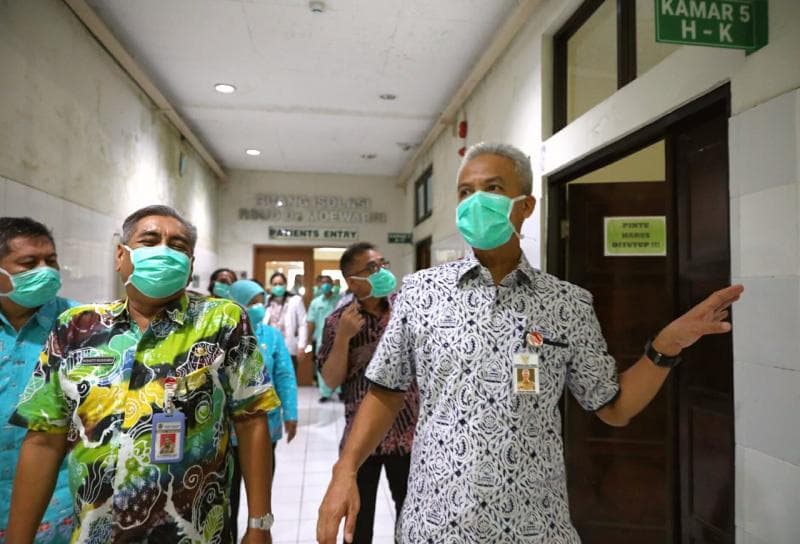 Ganjar Pranowo saat mengecek kesiapan rumah sakit menangani virus corona. (radartegal.com)