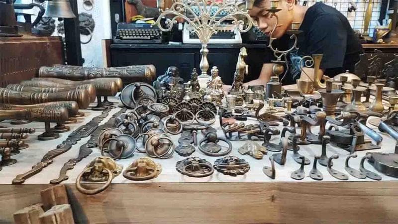 Berkutat dengan hobi adalah salah satu cara meredakan stres. Bagi penyuka barang antik, berlama-lama mengamati barang kuno bisa membuat mereka melupakan sejenak kepenatan yang ada. (Betanews/Dafi Yusuf)