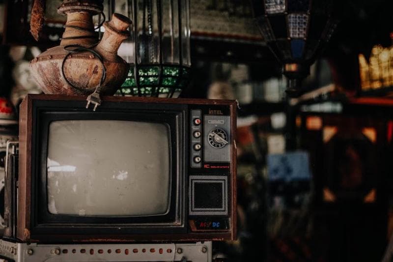 Salah satu manfaat mengoleksi barang antik adalah menambah wawasan dan ilmu pengetahuan yang berkaitan dengan barang tersebut. (Instagram/malikfarhan_)