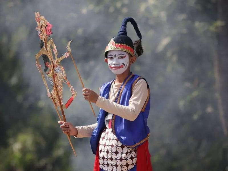 Petruk memiliki tubuh yang paling tinggi dari tokoh punakawan yang lain. (Instagram/Auriga Hendrawan)