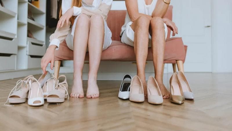 Cobalah barang yang akan kamu beli sampai menemukan yang paling cocok. Nggak perlu merasa terintimidasi atau malas untuk mencoba. (Pexels/Mnz)