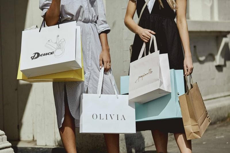 Nggak perlu memakai gaun mahal, saat memasuki toko barang mewah kamu cukup berpenampilan rapi. Dress sederhana atau paduan celana jeans dan blazer pun sudah cukup. (Newmarket)