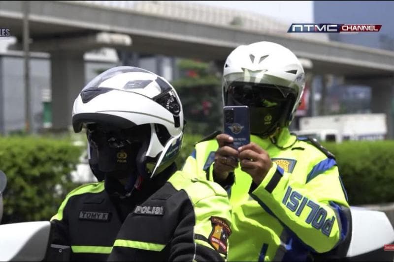 Proses pengambilan foto untuk ETLE Mobile. (NTMC/ Humas Polri)