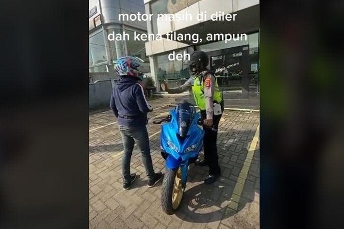 Polisi memastikan kalau pengendara memang melanggar peraturan lalu lintas dan sepeda motor tidaklah berasal dari diler. (TikTok/popyherawati0)