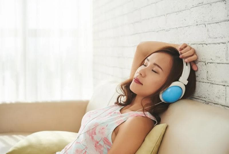 Saat bersedih, kita cenderung ingin berteman dengan lagu-lagu galau. (Dragonimages/Envato Elements)