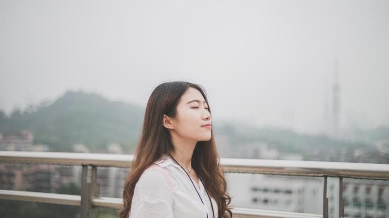 Ilustrasi: Menjaga jarak secukupnya dan tetap menjalin hubungan baik pada orang yang nggak cocok dengan kita. (Unsplash)