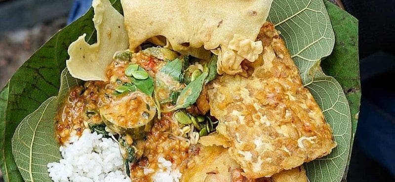 Nasi pecel pincuk godong jati Mbah Jito Blora. (Orami)