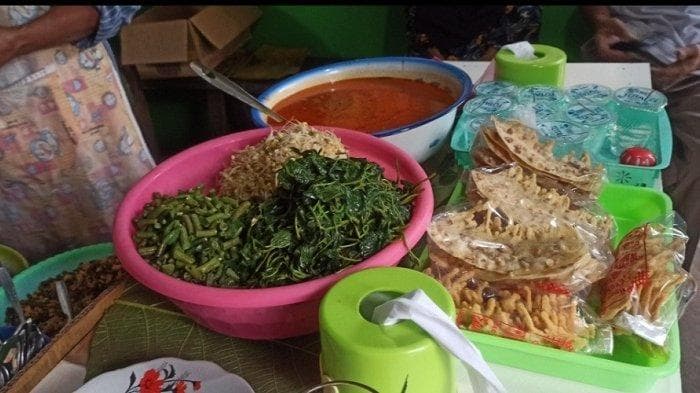 Banyak pengunjung nasi pecel pincuk godong jati Mbah Jito dari luar kota. (Tribunmuria/Ahmad Mustakim)