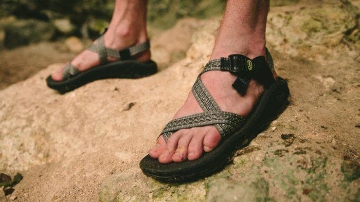 Sandal outdoor harus sesuai dengan bentuk kaki. (Siera Trading Post via tribunnews)