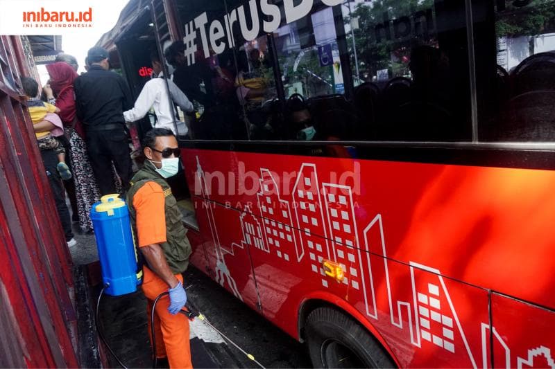 Desinfektan juga disemprotkan di badan bus BRT. (Inibaru.id/ Audrian F)<br>