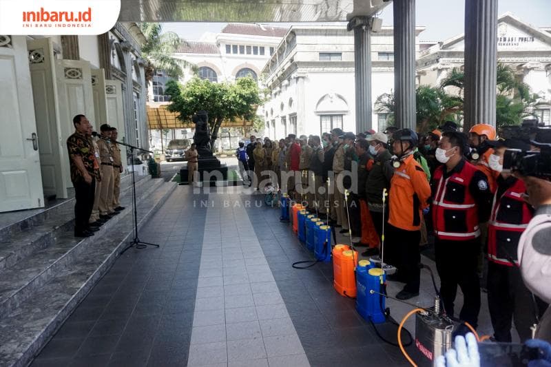 Hendrar Prihadi saat memberikan sambutan di depan para petugas penyemprot desinfektan. (Inibaru.id/ Audrian F)<br>