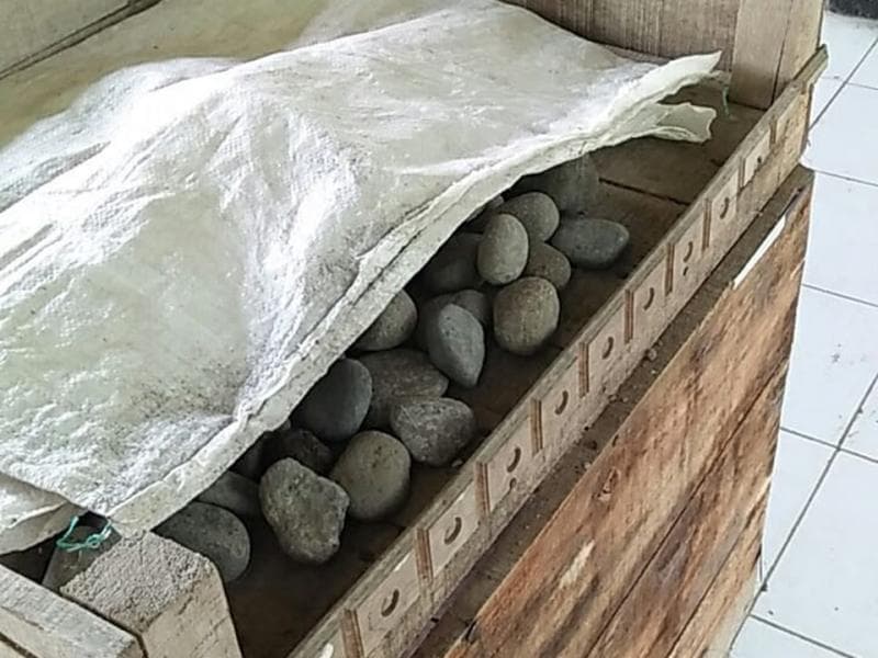Batu ini bisa kamu tebus untuk dilempar ke dalam sumur agar keinginanmu terwujud. (Instagram/Yulia Azzahra25)