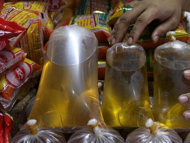 Selain dengan aplikasi PeduliLindungi, kamu juga bisa membeli minyak goreng Rp 14 ribu dengan KTP. (Liputan6/Angga Yuniar)