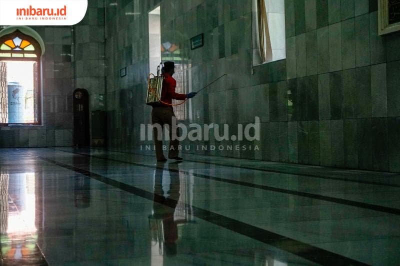 Petugas penyemprot desinfektan di Masjid Agung Kauman. (Inibaru.id/ Audrian F)<br>