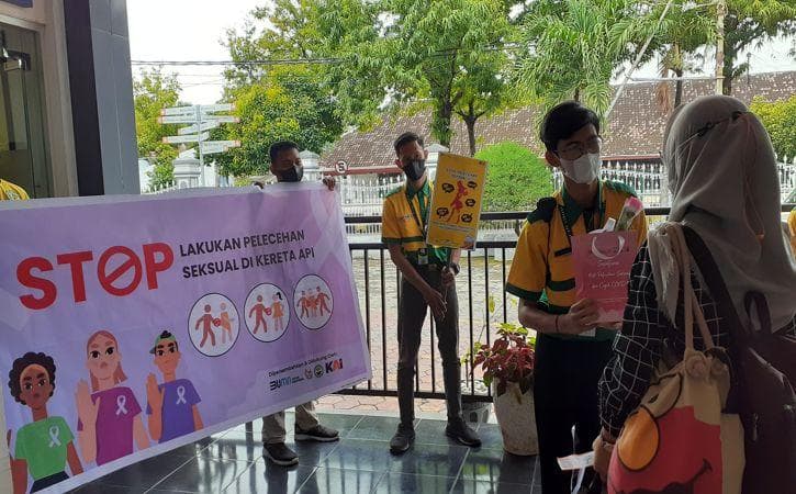 Kampanye anti tindak kekerasan dan pelecehan seksual di stasiun. (Madiunpos.com/Abdul Jalil)