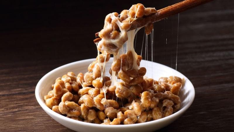 Yang khas dari natto adalah teksturnya yang lengket, berlendir, dan nampak berserabut. Selain itu, makanan ini mempunyai aroma yang menyengat. (Tokyotreat)