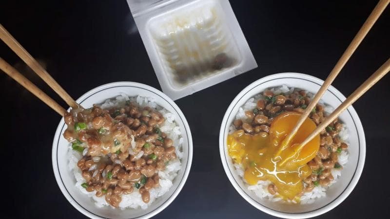 Di Jepang, natto dimakan bareng dengan nasi panas dan telur mentah. Natto kaya kandungan gizinya dan nggak mengandung lemak jenuh. (Fooddiversity)