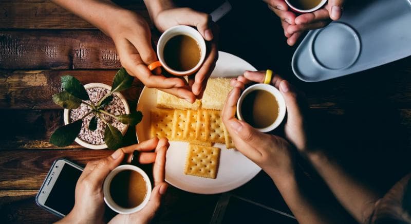 Jika terus-menerus minum kopi tubuh akan mengalami kelelahan. Sebaiknya dalam seminggu kita menjedanya dengan teh hijau atau macha. (Nescafe)